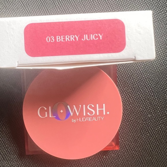 NIB GLOWISHby Huda cheeky vegan blush powder. Berry juicy - Picture 2 of 4